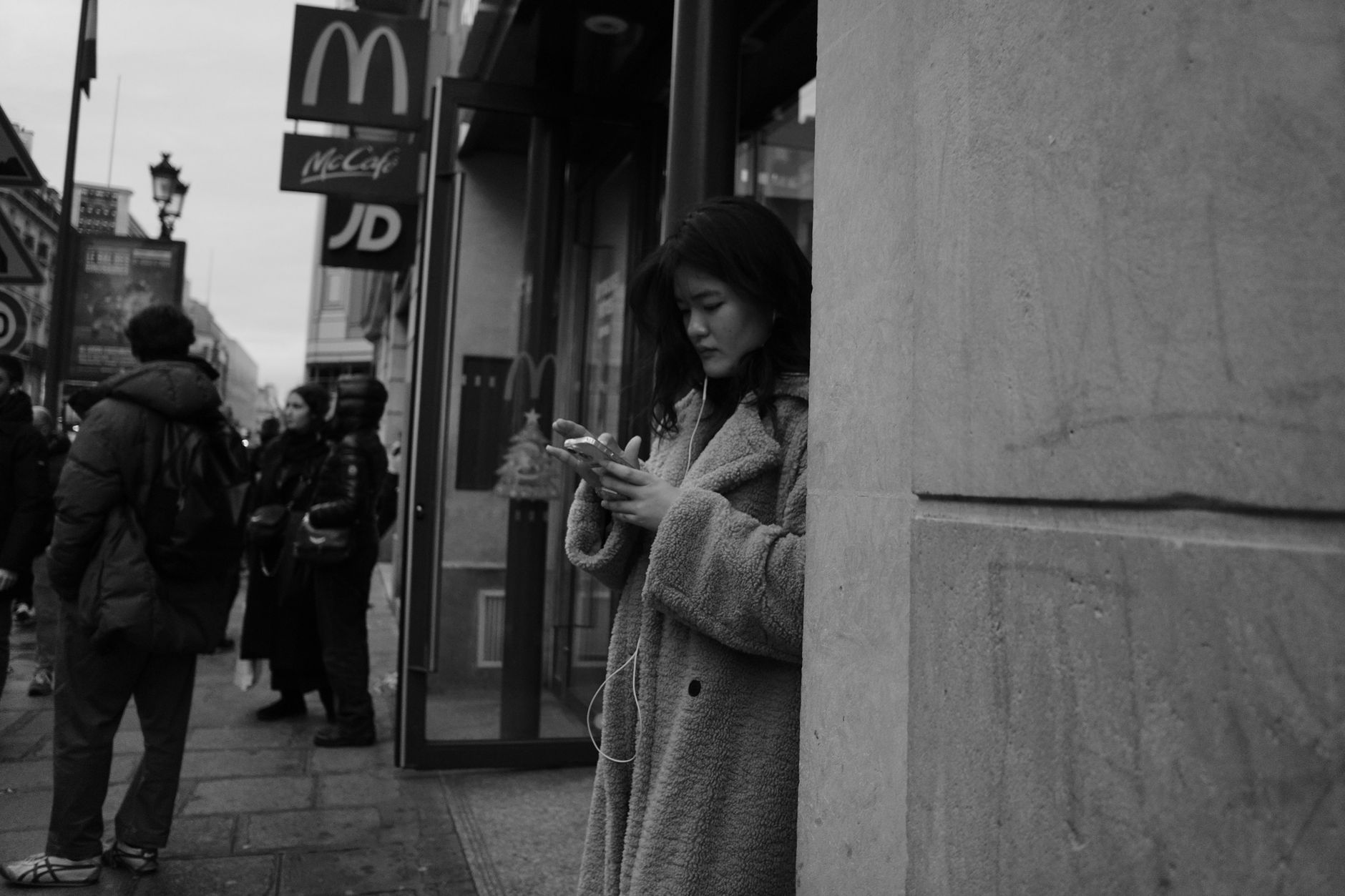 Why Everyone's Suddenly Comfortable Being Alone in Public (And What That Says About Us)