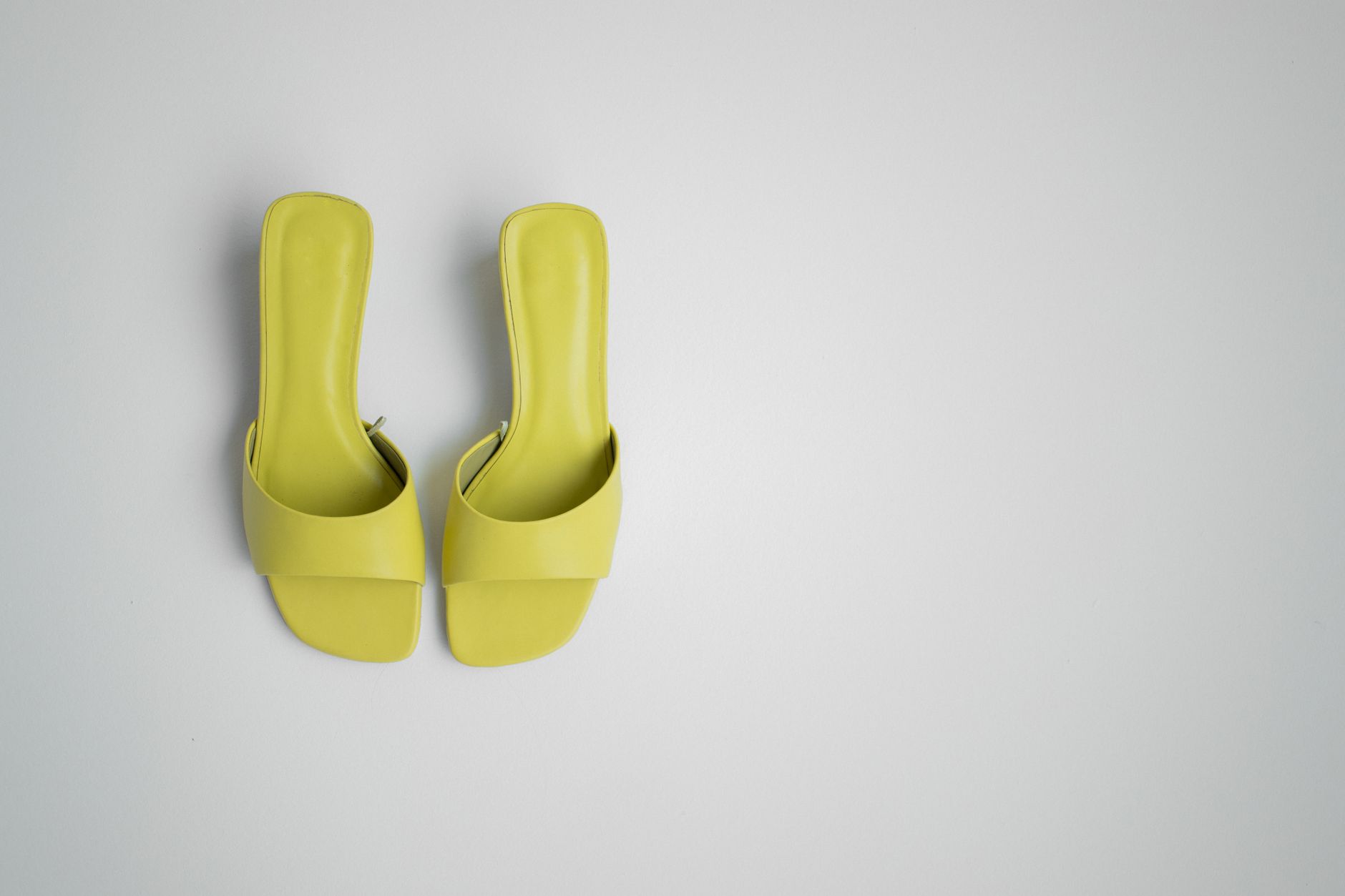 Mules Replaced Sneakers as Default Footwear: The Backless Shoe Takeover Nobody Announced