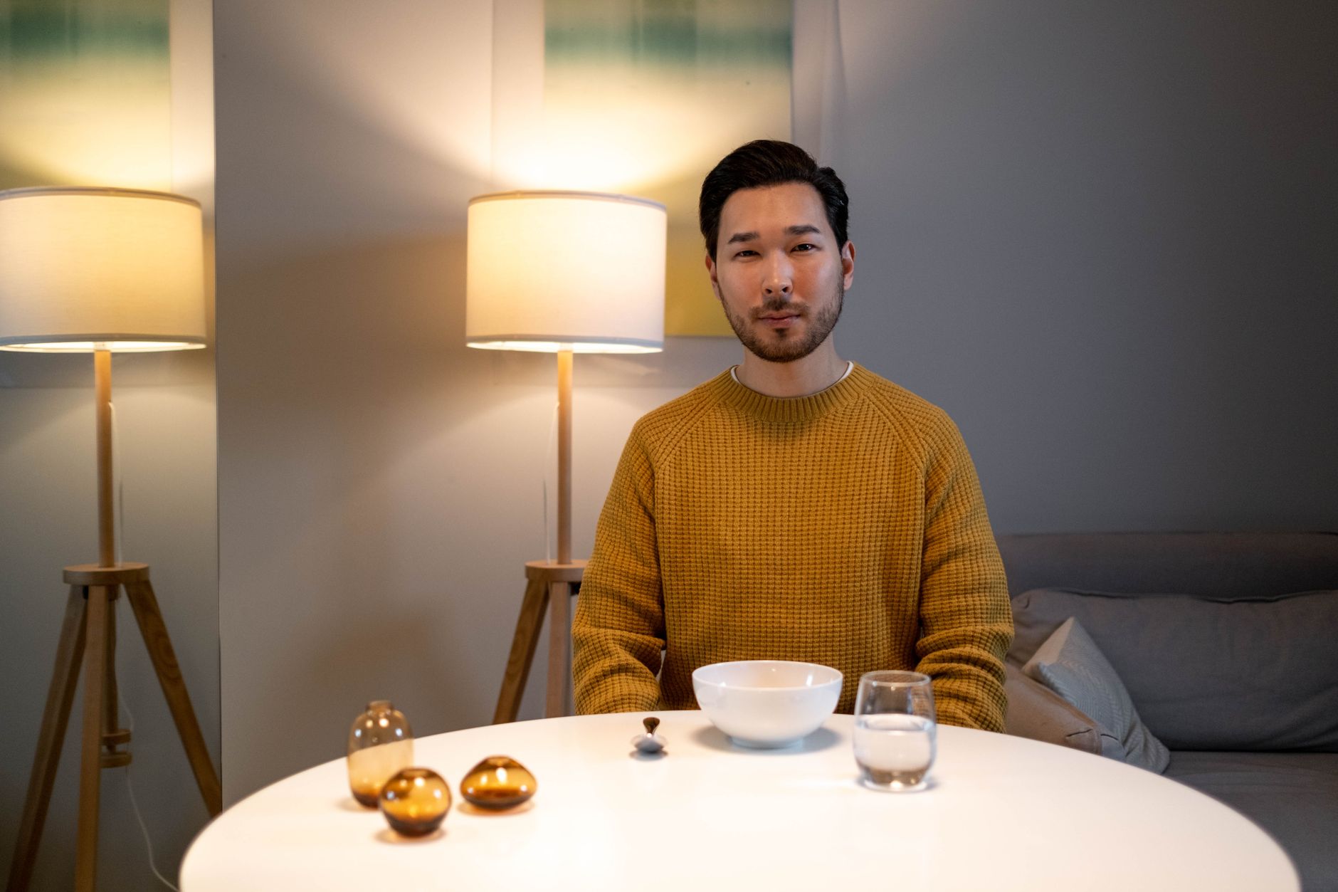 The Dining Table Now Faces the Wall: Why No One Wants to Eat Looking at Each Other