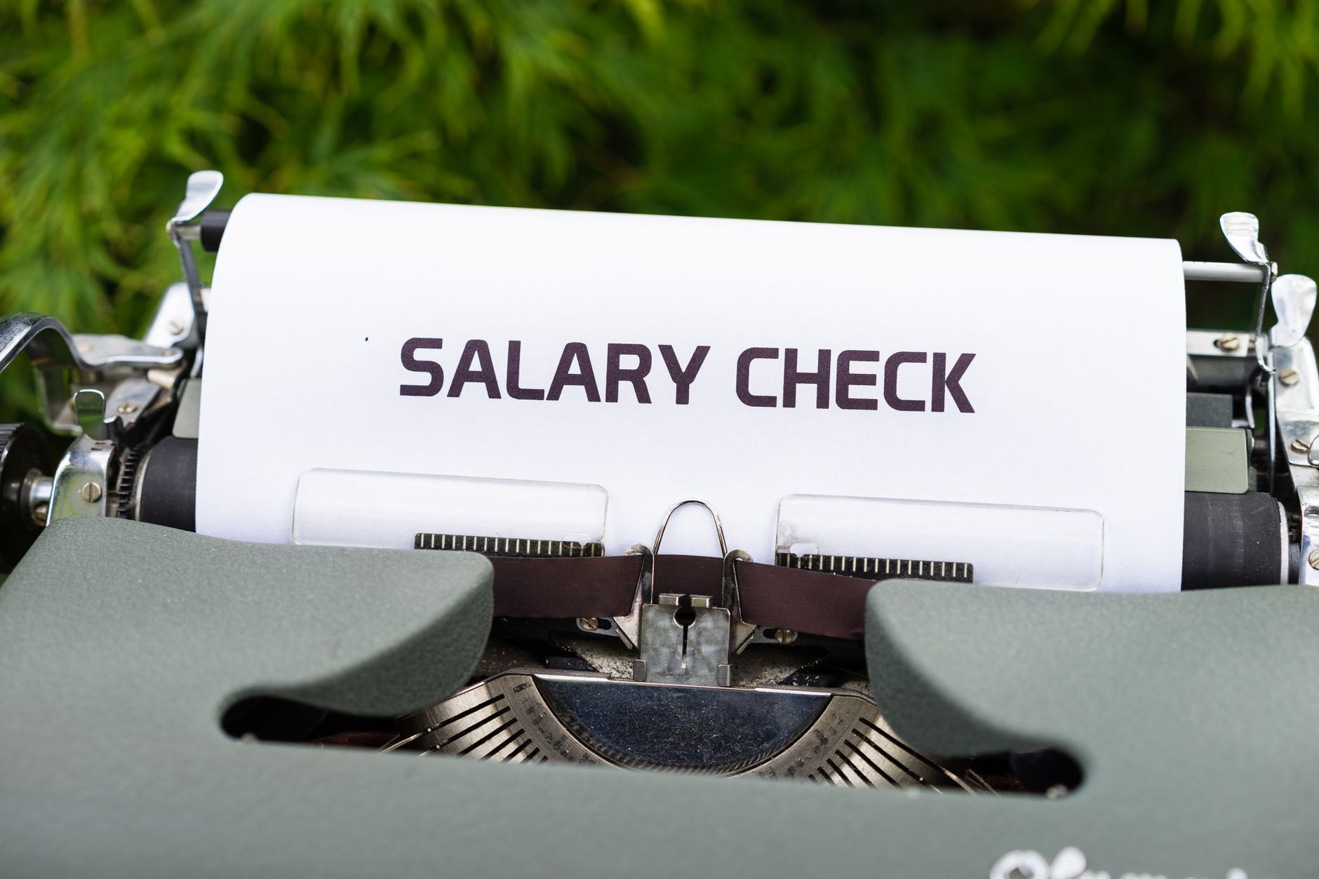 The Salary Matching Clause: Why New Hires Are Demanding Contractual Raises When Competitors Pay More