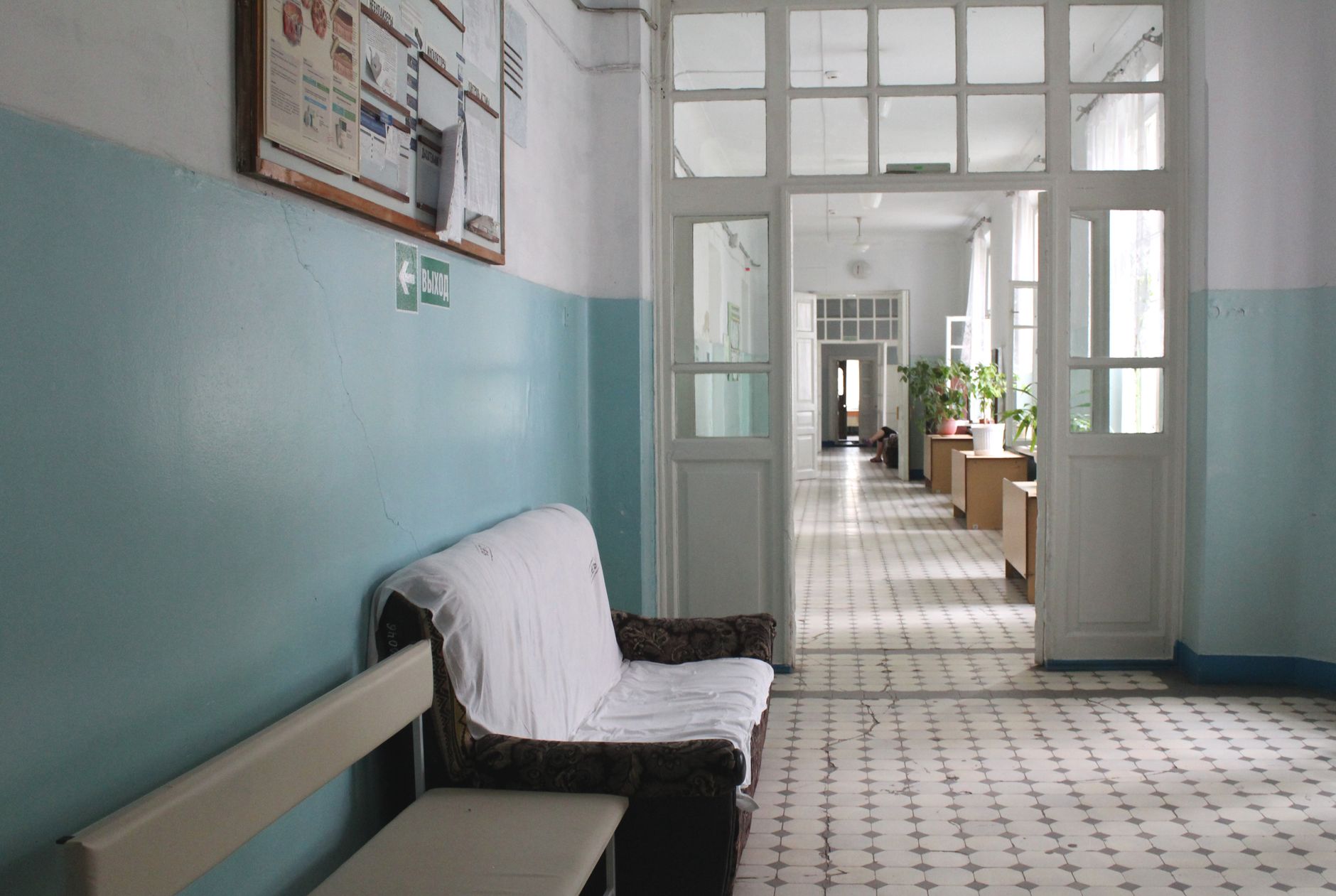 The Hallway Has Become a Destination—With Seating, Lighting, and a Monthly Maintenance Cost