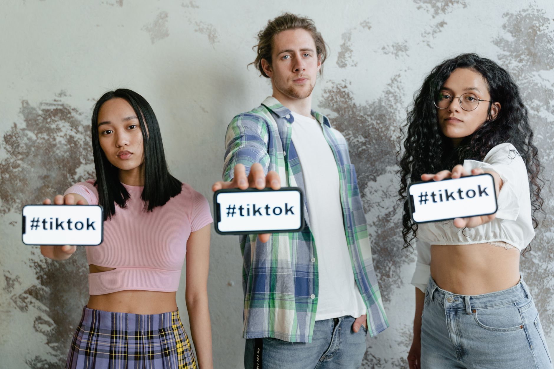 Background Character Fame: How Extras and Randoms From Old Shows Became TikTok Celebrities